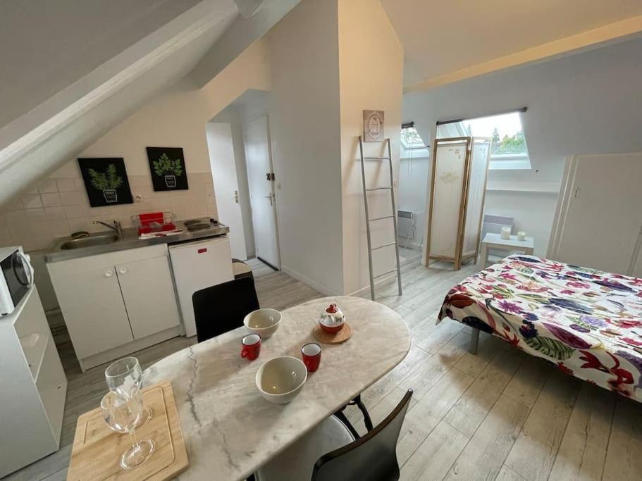 Le Cocon Rouge - Studio En Plein Centre Historique Lamballe Exterior foto