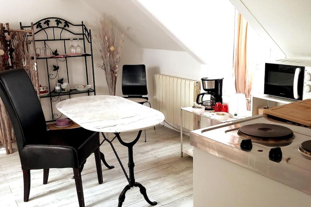 Le Cocon Rouge - Studio En Plein Centre Historique Lamballe Exterior foto